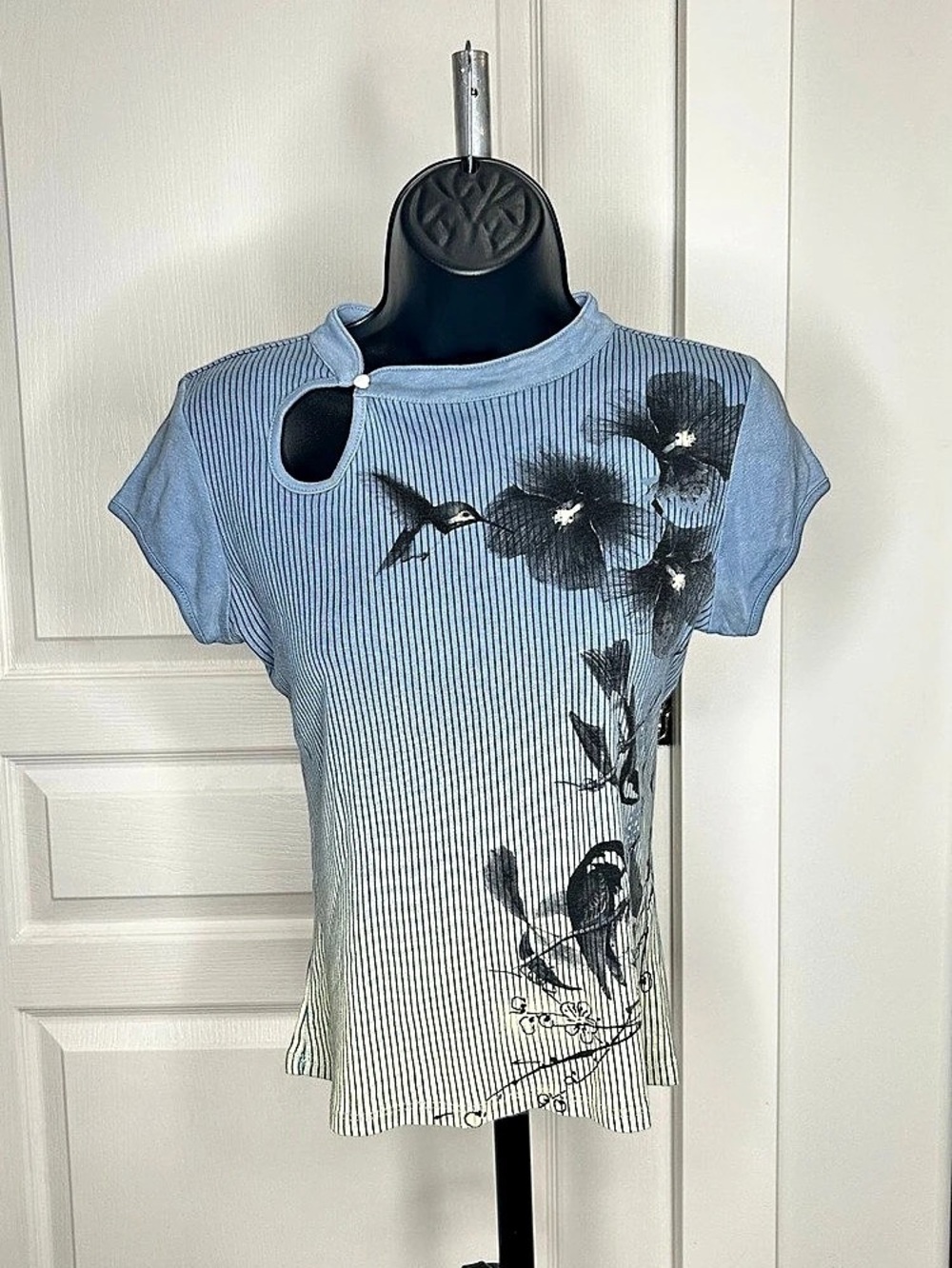 Vintage 2000’s ITSŪS fitted t-shirt
